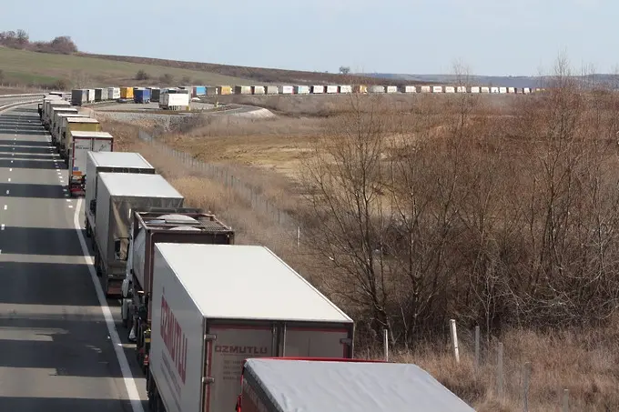 Турски тирове чакат по 5 дни на границата, заводите в Германия без доставки