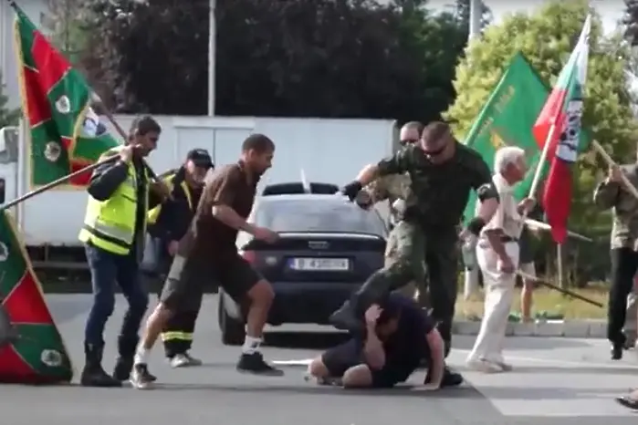 Паравоенни нападнаха протестиращи срещу 