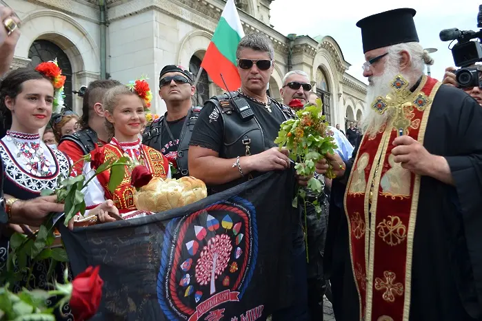 Посрещачите на „Нощните вълци“ се оказаха платени. Не се знае от кого