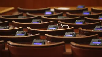 Парламентът се награди с едномесечна ваканция. Предизборно