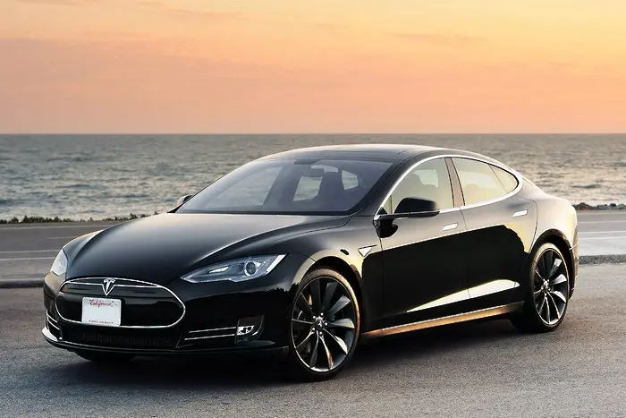 Китайци хакнаха Tesla S (ВИДЕО)