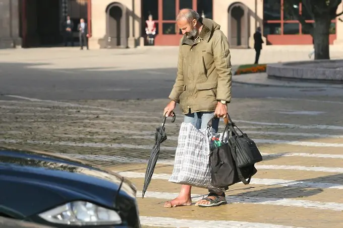 Властта раздава още по 100 лева за дърва и ток на бедните 