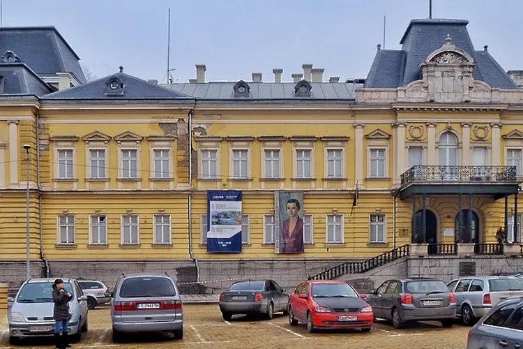 Дворецът тихо се сипе (СНИМКИ)