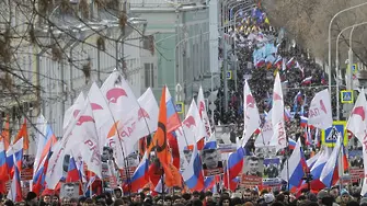 Десетки хиляди се събраха в памет на Немцов (СНИМКИ)