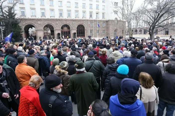 Стотици на протест в подкрепа на отец Паоло Кортези (СНИМКИ)