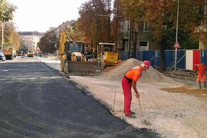 Асфалтът победи паветата на бул. 