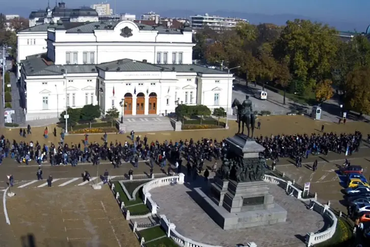 Полицаи отново излизат на серия от протести