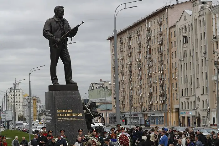 Калашников насочи дуло над Москва (СНИМКИ)