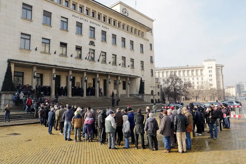 Опашка пред БНБ. Заради две монети