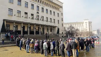 Опашка пред БНБ. Заради две монети