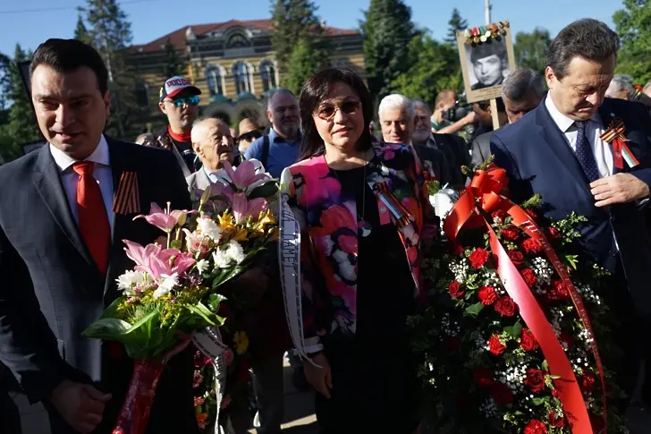 Сталин и червени знамена със сърп и чук пред Съветската армия (СНИМКИ)