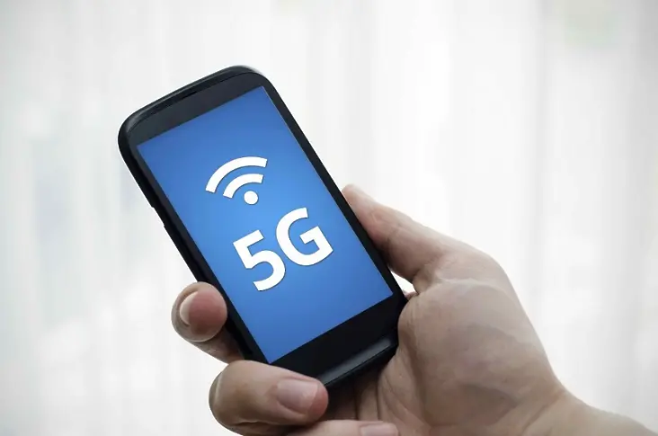 Продажбите на смартфони намаляват. Всички чакат 5G