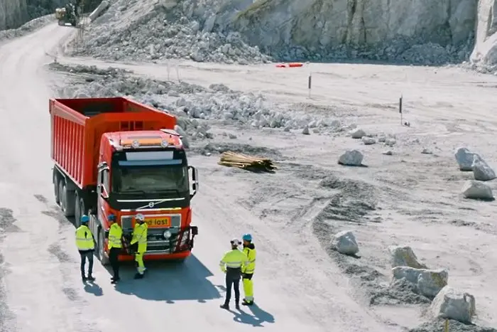 Автономни камиони на Volvo ще пренасят варовик (ВИДЕО)