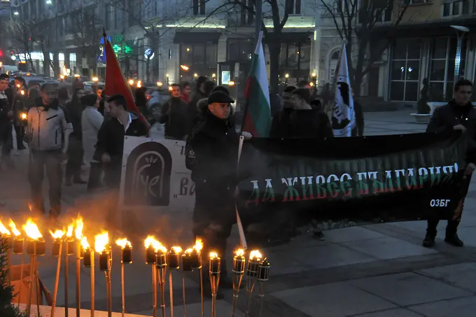 Така се лашка българинът - между измисленото героично минало и фиктивното глобално бъдеще