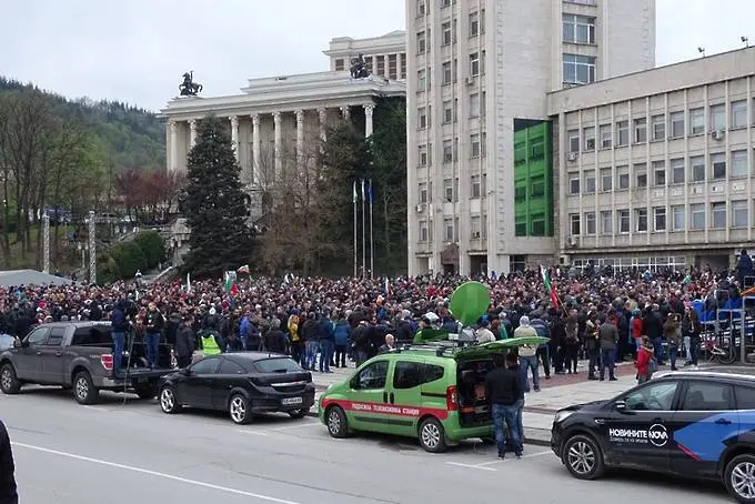 Протестът в Габрово: полицията владее ситуацията със свалени каски (ВИДЕО)