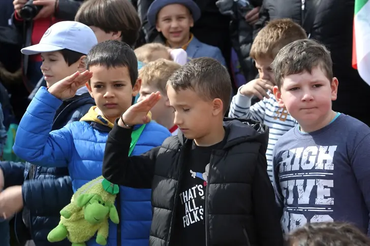 Парадът: ретро - буквално и преносно. Усмивки и политици на площада