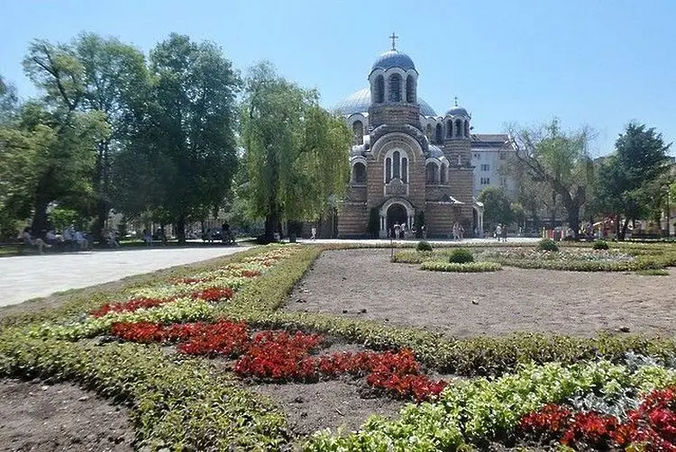 Цветна декорация пред 