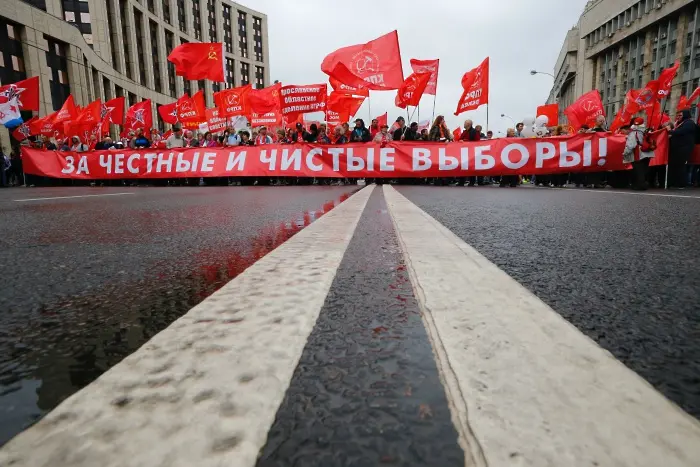 И комунистите в Москва на протест за честни избори (СНИМКИ)