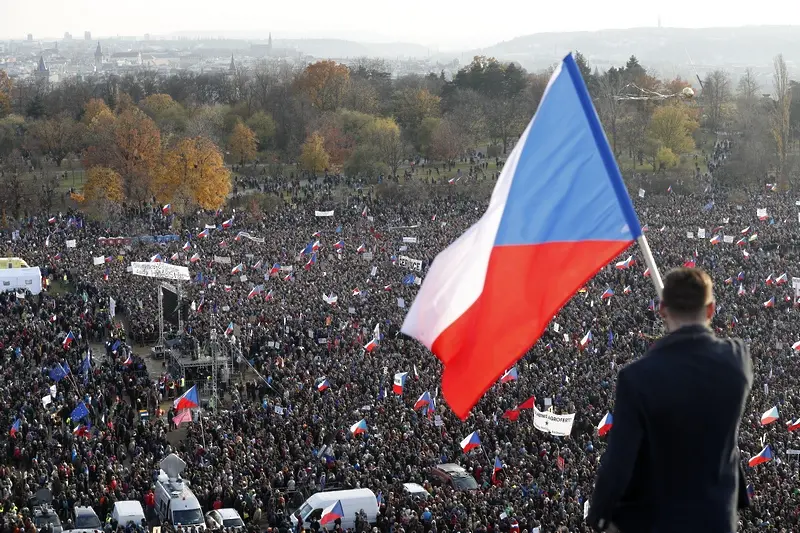 250 хил. души на протест в Прага срещу премиера Бабиш (СНИМКИ)