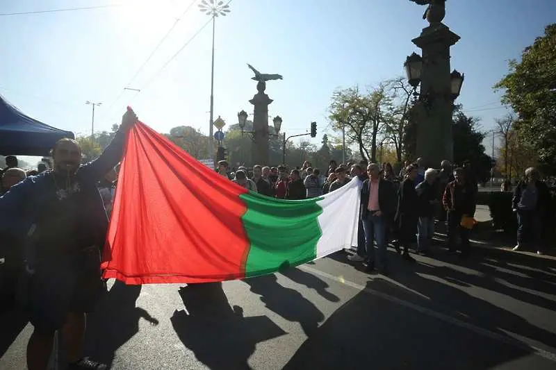 Орлов мост: блокадата на протестиращите срещу Гешев остава (СНИМКИ, ВИДЕО)