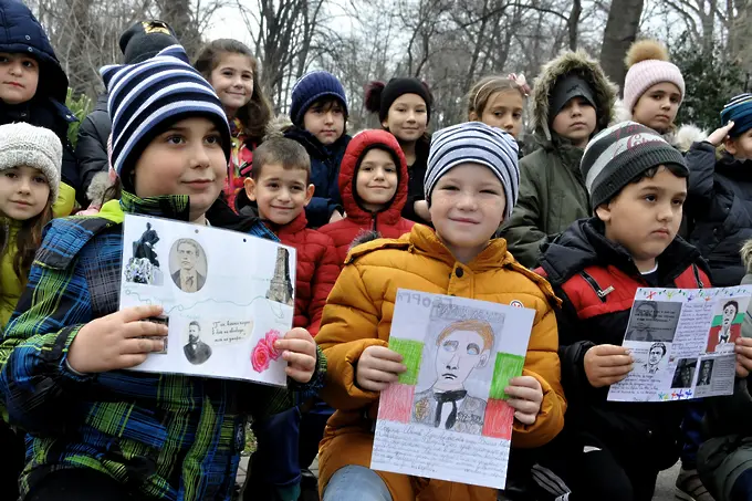 България се прекланя пред Апостола