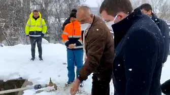 Борисов с кмета на Перник в джипа, чакат край на водния режим тази пролет