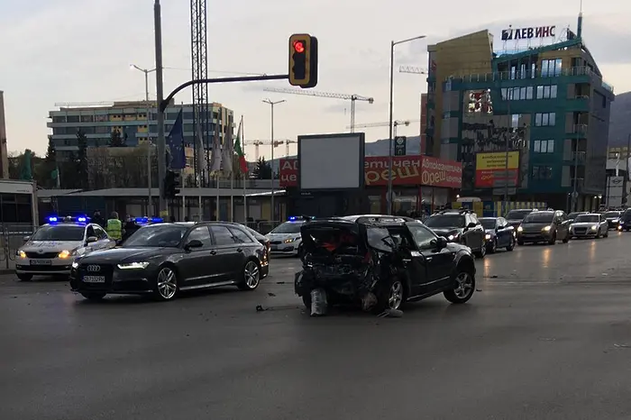 Ето как джипът помита колата на Милен Цветков (ВИДЕО)