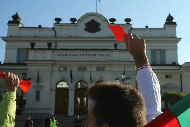 12-и ден протести: блокада на движението пред Народното събрание (СНИМКИ)