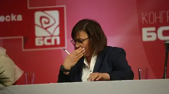 Корнелия Нинова влиза във ВМА като санитарка