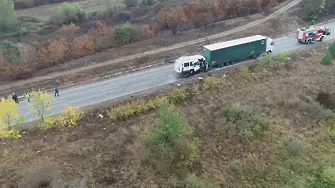 Доказано: бус се удари в спрял ТИР и уби трима край Елхово (СНИМКИ И КАРТА)