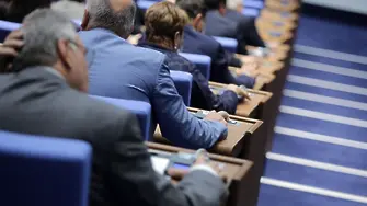 Парламентът няма да работи - опозицията пръскала вирус и разболяла управляващите