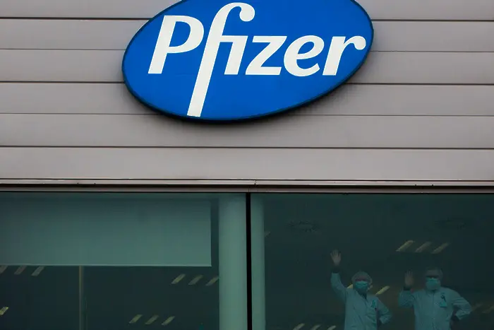 Хакери се добират до данни за ваксината на Pfizer-BioNTech