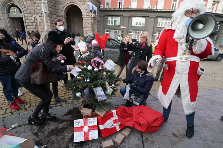 Протест под формата на елха. Има и 