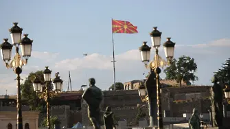 Външно предупреждава за списъци с българи за 