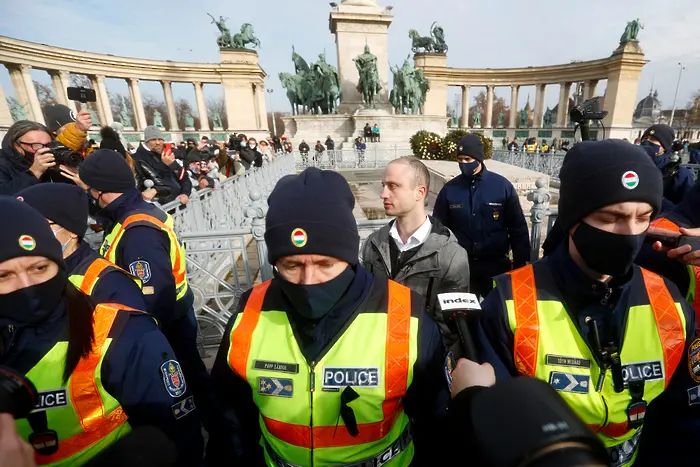 Френски ресторантьори опитват да отворят протестно. Правителството им реже помощите