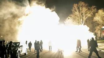 Смърт на чернокож при арест пали нови расови протести в САЩ