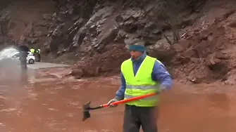 Свлачище запуши пътя през Искърското дефиле. Пак