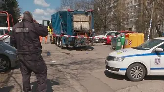 Боклукчийски камион блъсна жена и малко дете в 