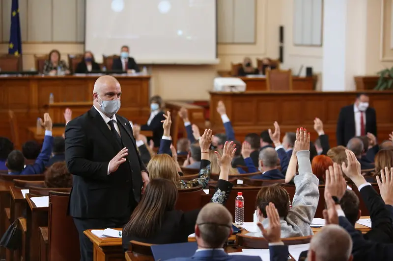 Когато депутатите злоупотребяват с права