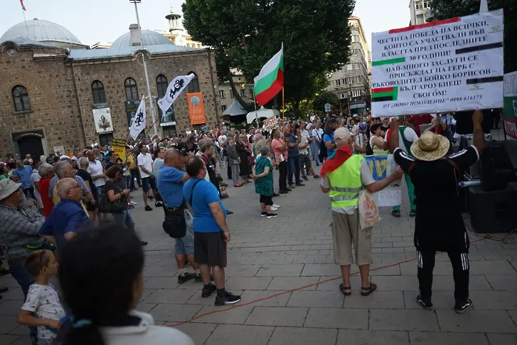 Митинг отбеляза една година от началото на протестите. Радев с послание във фейсбук