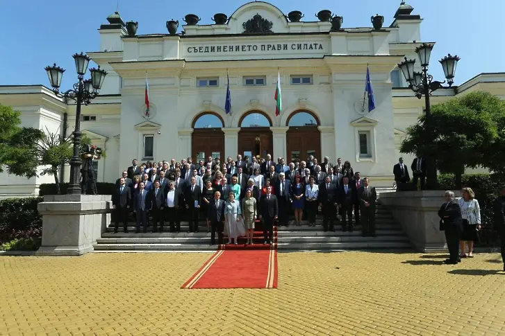 Ден 1 на новия парламент: бойкот на семейната снимка, БСП в опозиция с... ГЕРБ