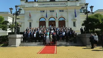 Ден 1 на новия парламент: бойкот на семейната снимка, БСП в опозиция с... ГЕРБ