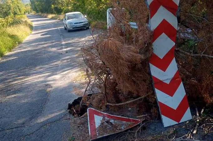 Яма зейна в път край Искъра - заплашва с изолация балкански села