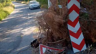 Яма зейна в път край Искъра - заплашва с изолация балкански села