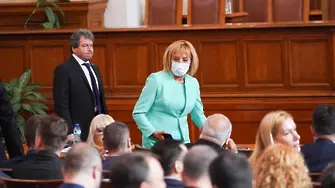 Манолова не среща подкрепа за разговори, прехвърли топката към Радев