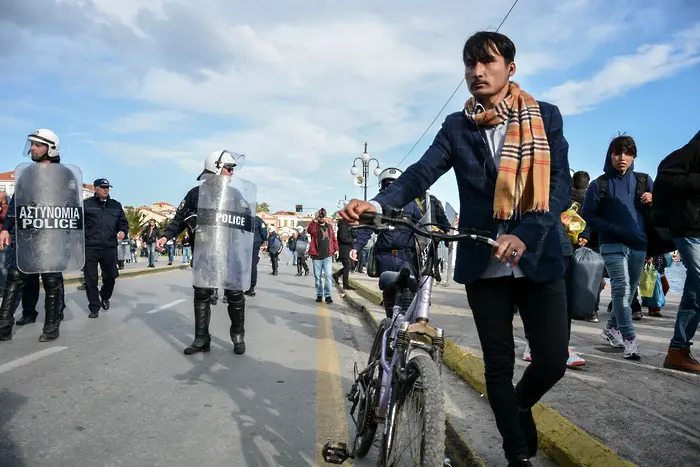 Брюксел ще наказва страни, в които наемат нелегални мигранти