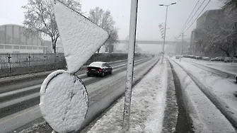 За пътуващите: силен сняг потопи Сърбия в хаос