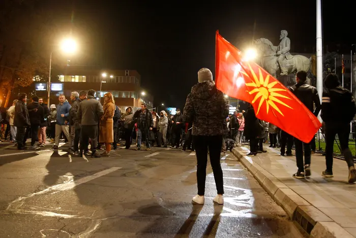 Мненията на гастролиращи в политиката чалгаджии трябва да се изолират