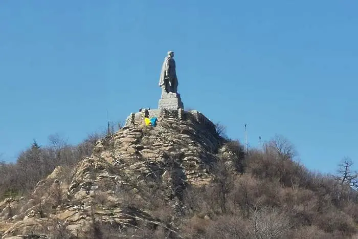 Общински съветник от ДБ в Пловдив развя украинското знаме пред Альоша