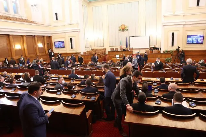 Тишината в парламента ражда безумия